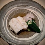 温石 - 炊き合せは、太刀魚の天ぷらに子芋、オクラ。齧って下さいと仰るので、大口で齧る。アッチッチ。