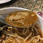 バンハオ - スープは、豚軟骨、もやし、キャベツ、にんじん、トマト、こんにゃく、パクチーなど具沢山です