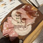 クアットロクオーリ - ハムの盛り合わせ