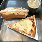 スペイン石窯パンの家ボノス - (下)石窯ピザ(ミックス) (左上)エビカツコッペ (右上)コーヒー(アイス)