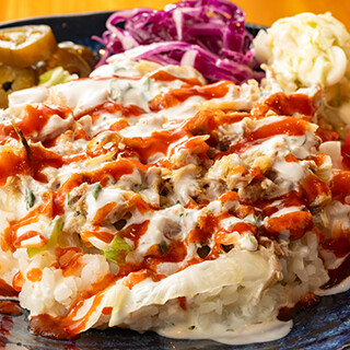 本場の味を再現！こだわりのチキンオーバーライスとタコスが自慢