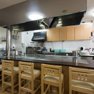 駐車場完備◎鉄板カウンターで気軽に楽しむ一品