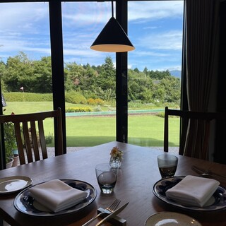 季節の花が彩る、1000坪の広大な庭に佇む一軒家のレストラン