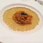 北島亭 - ウニのコンソメゼリー　カリフラワーソース