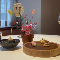 Convivio - チーズとアーモンドオープン焼き/蕪ピクルスサフラン風味/カンパリオレンジ冬瓜/ルバーブクリームチーズ山椒ビスケット/生ハム茄子マリネ/花型の器:春巻皮バッカラマンテカート/浜名湖あおさアランチーニ
                    