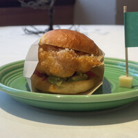 Convivio - コンヴィバーガー、鶏肉をカツに、チーズの粉を使った衣と、バジルを使ったタルタルソースのジェノベーゼを自家製バンズに挟む