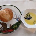 横濱元町 霧笛楼 - ここで熱々のパンの登場