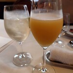 横濱元町 霧笛楼 - 左が辛口ワインの炭酸割りカクテル、フーゴ、右がシャンパンとオレンジのカクテル、ミモザ