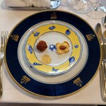 横濱元町 霧笛楼 - やまゆりポークのパン粉揚げ 銀杏と松の実のブリニ