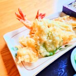 やぶ善 - 主役の"海老" x2に、"大葉"が添えられています。