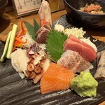 魚金 本店 - 色とりどりの盛り合わせ