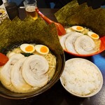 横浜家系ラーメン 赤家 - 料理写真:MAXラーメン大盛と普通盛&ライス