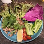 ビストロ ツノリ -  豚換肉のエスニック風サラダ