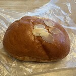 パンのマグ - クリームパン１８３円。  自家製のトロトロカスタードクリームを包んだパンです。