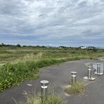 なかむら - 左は土器川、右手に店舗