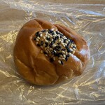 パンのマグ - うす皮あんもちパン１２２円。  つぶ餡と牛皮餅が入った小さな可愛いパンです。