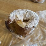 パンのマグ - キリ株２３０円。  バタールにフレンチ液をたっぷりと染み込ませアーモンドクリームを絞って焼き上げてあります。