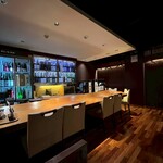銘酒居酒屋 頑固おやじ - 特注ショーケースを眺めながら、ひと時を。