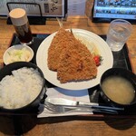 吉池食堂 - あじフライ定食(ご飯の量は「ふつう」) 税込1,300円　なお、付け合わせ野菜のごまドレッシングとタルタルソースを抜いて提供してくださるようお願いしました。