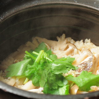土鍋で炊き上げる鯛めしや季節のご飯、銀シャリを〆にどうぞ♪