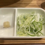 手打ちうどん 上を向いて - 薬味のネギ 生姜