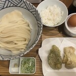 手打ちうどん 上を向いて - かしわ天セット（うどん〜醤油 ひや 大盛、濃厚たごかけご飯 かしわ天２つ）1580円（うどん普通盛は1280円）