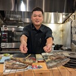 318363940 - 店主が美味しそうでしょと見せてくれたシーン