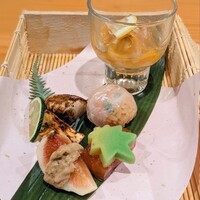 魚と炭と鉄板と ととと - 焼き松茸やイチジクなど秋の味覚が詰まった豪華なお通し