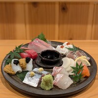 魚と炭と鉄板と ととと - 豪華な9種類の新鮮な造りの盛り合わせ
