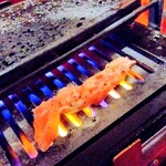야키니쿠・내장구이・요우간야키 이치。 - せせり溶岩挟み焼き調理中