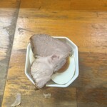 極汁美麺 umami - 放牧鶏の煮卵（150円）チャーシュー（サービス）