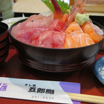 五郎鮨 - ランチ「日替り刺身丼 1,100円」丼横から