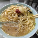 道楽 - 優しいスープに、豆板醤、ニンニク、コショウ。やり過ぎると本来の味を損なうかも。