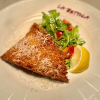 ※国産　牛トリッパのカツレツ　トマトとルッコラのサラダ添え