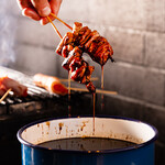 炭火焼鳥 まさや - 料理写真:タレにつけている所