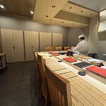 博多 鮨 まつもと - 広々としたカウンター席