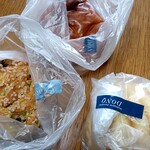 ドンク - 料理写真:北海道バターのメロンパン（右下）