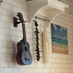 オハナ ハワイアンカフェ - ウクレレもあります！ご披露したかった…