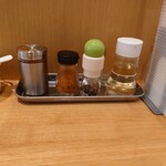 つけ麺 はま紅葉 - 卓上 七味唐辛子がオススメ