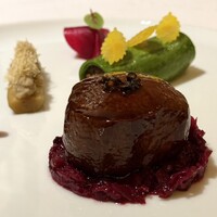 ロオジエ - ・鳥取県産夏鹿ロースのロティ、グリーンのパートに包んだ肩肉のブレゼとごぼう、ビーツに包まれたブラックベリー、赤キャベツのフォンデュ、ソースカシス