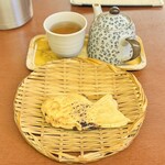 ナニワヤ・カフェ - たい焼き1匹とほうじ茶セット700円