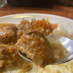 白銀亭 - カツはそんなに分厚くないですけど、カレーとマッチするちょうどいい厚さです