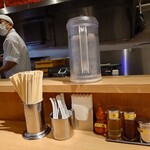 中華そば やなぎや - 清潔な厨房とカウンターそして少しリッチな割り箸