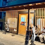 中華そば 深緑 - 外観① 出る頃には既に行列に