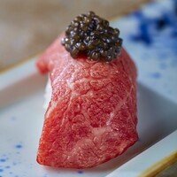 ひれ炙り握り キャビアを乗せて【1貫】