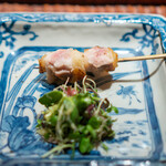 利行 - もも焼き 江戸前ハーブの麹和え