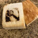 才色兼備 - ステーキサンドのパン、焼印があります。