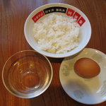 地頭鶏ラーメン本舗 阿波家 - 讃岐コーチン卵かけご飯：誰もが好きな「卵かけご飯」は、卵の違いが分かる身近な一品です！