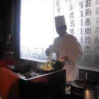 中国料理 「望海楼」 ヒルトン福岡シーホーク - 料理長の鍋ふり・・おみごと