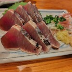 炭火もつ焼 ひと声 - 料理写真:ｶﾂｵ叩き(薬味 ｼｭｳｶﾞ&ﾆﾝﾆｸで ♪ )